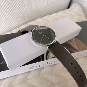 BNWT MEDIUM Watch Dark Brown Leather Strap
